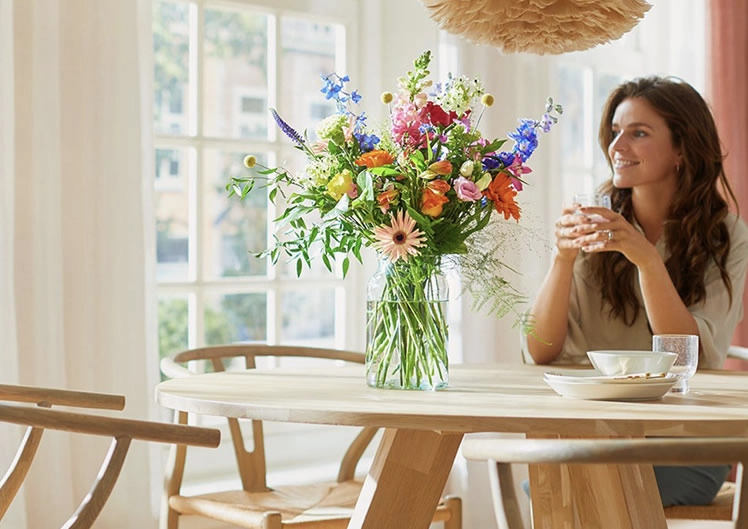 Blijde ontvanger met bloemen 